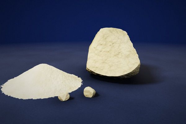 Bentonit: krem renkli kil kayası ve toz bentonit yığını