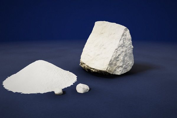 Kaolin: beyaz kil minerali kayası ve toz kaolin yığını